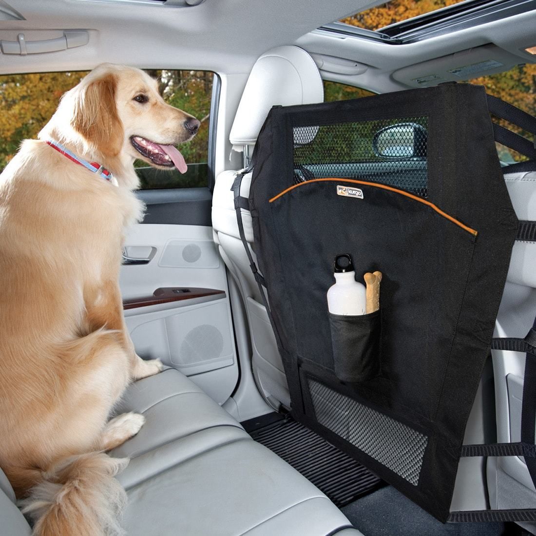 Kurgo Backseat Barrier hinder mellan framsäten.